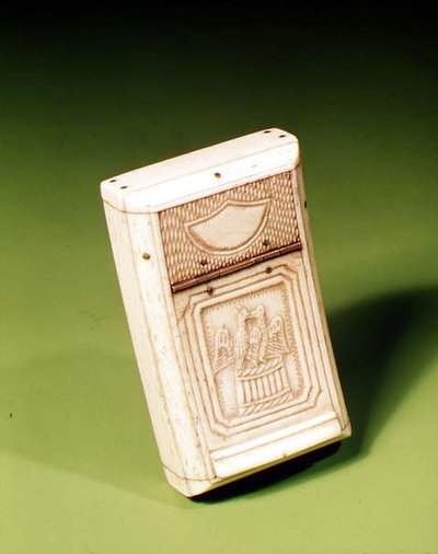 Nuuskalaatikko, sotavangin valmistama, n. 1790 (luu) tekijältä French School
