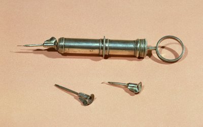 Charles-Gabriel Pravazin (1791-1853) vuonna 1853 keksimä ruisku erilaisilla neuloilla tekijältä French School