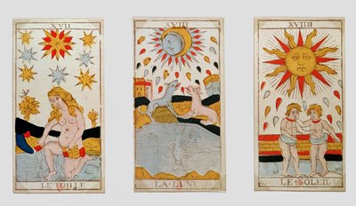 Kolme tarot-korttia, jotka kuvaavat Tähti, Kuu ja Aurinko (värillinen puukaiverrus) tekijältä French School