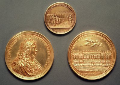 Top: Recto = Les Revues, 1680, Thomas Bernard; Alhaalla: verso = Ludvig XIV:n profiili, recto = Louvren pylväikkö, Jean Warin III:n (1604-72) Bernini-projekti (kulta) tekijältä French School