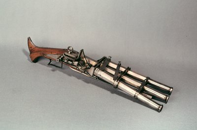 Kolmipiippuinen pistooli (puuta ja metallia) tekijältä French School