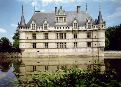 Näkymä Chateau dAzay-le-Rideaulle, rakennettu Gilles Berthelotille, 1518-27 tekijältä French School