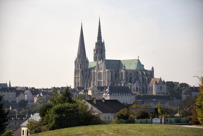Näkymä Charresin katedraalille kaupungin kanssa tekijältä French School