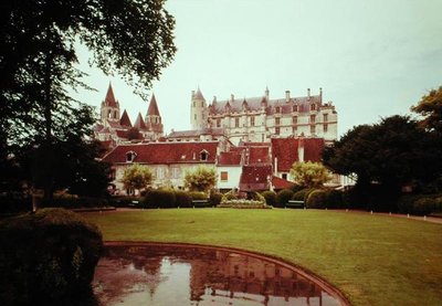 Näkymä linnalle ja Pyhän meidän kirkolle tekijältä French School