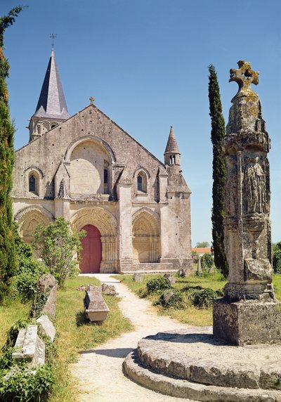 Näkymä St. Pierren kirkon julkisivusta, 1150-75 tekijältä French School