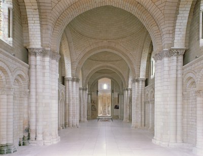 Näkymä luostarikirkon laivasta ja apsidista Henrik II:n (1133–1189 Englannin kuninkaan ja hänen vaimonsa Akvitanian Eleanorin (k. 1204) hahmoilla) tekijältä French School