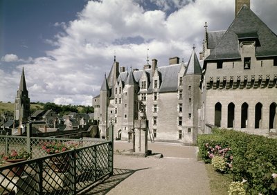 Näkymä kunnostetun linnan länsi julkisivusta, joka rakennettiin Jean Bourrelle, Ranskan Ludvig XI:n ministerille, n. 1465 (katso myös 87684-85) tekijältä French School
