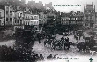 Sota pohjoisessa: British Expeditionary Force:n Lontoon bussit Bethunen pääaukiolla vuonna 1915 (valokuva) tekijältä French School