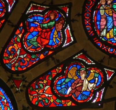 Window Ww kuvaa muusikkoenkeliä trumpetin kanssa ja muita enkeleitä tekijältä French School