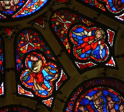 Window Ww kuvaa enkeleitä, joista toisessa on passionsoitin ja toisessa trumpetti tekijältä French School