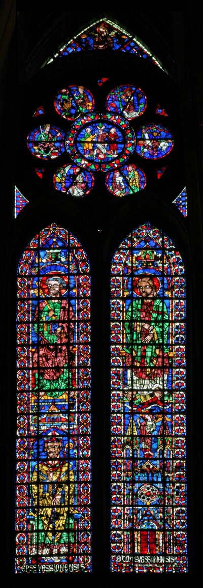 Ikkuna w102, joka kuvaa Pyhää Pietaria ja Pyhää Andreasta; Soissons Cathedral ja piispa; ruusussa Kohtauksia Pyhän Pietarin elämästä tekijältä French School