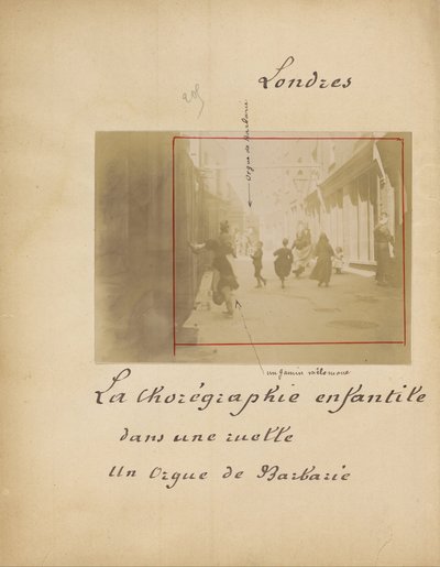 Lontoo. La Chorégraphe Enfantile Dans Une Ruelle Un Oigue Barbarie tekijältä French Unknown maker