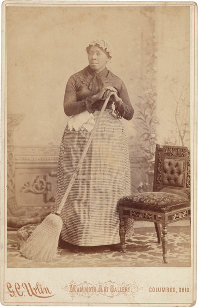 Muotokuva naisesta luuta kädessään, n. 1885 (kuva) tekijältä G.C. Urlin