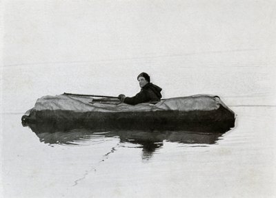 Campbell Afloat in a Kajak, 1911, 1913 tekijältä G. Murray Levick