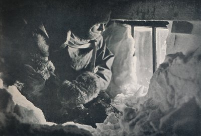 Raivaus ajautuman ikkunasta Cape Adaressa, c1911, 1913 tekijältä G. Murray Levick