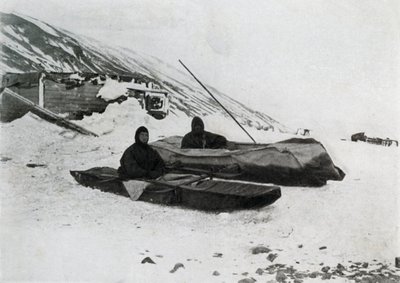 The Two Kayaks Ashore, c1911, 1913 tekijältä G. Murray Levick