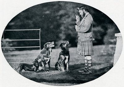 Mr. Francis Clark, The Queens Gillie, kolmen suosikkikoiran kanssa, c1899, 1901 tekijältä G. W. Wilson and Company