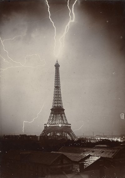 Salaman iskemä Eiffel-torni, 1902 (gelatiinihopeaprintti) tekijältä Gabriel Loppe