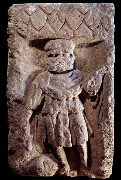 Gallo-roomalainen taide: kolmipäädiviniitit eli Merkuriuksella on kolme päätä. Relief kiveen. 1. vuosisadalla eKr. - 5. vuosisadalla jKr. Pariisi, Musee Carnavalet tekijältä Gallo Roman