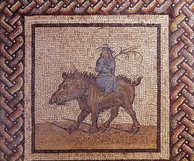 Gallo Roman Art: mosaiikkipäällyste, joka edustaa maalaismaista kalenteria. Talvi ratsastaa villisian selässä. 2. vuosisadan loppu, 3. vuosisadan alku JC:n jälkeen. Saint-Romain-en-Galista (Rhône). Saint Germain en Laye, kansallinen arkeologinen museo tekijältä Gallo Roman