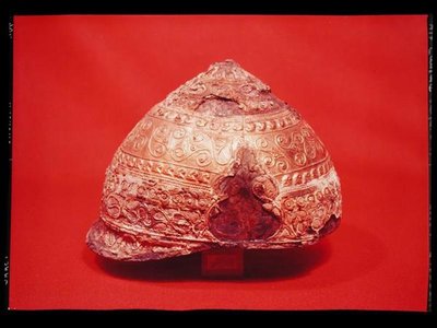 Kypärä, Amfreville, Eure, n. 275-225 eKr. (pronssi, rauta, kulta ja emali) (ks. myös 128301). tekijältä Gaulish