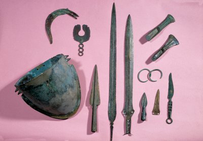 Gallialainen taide: pronssinen kypärä, kirves, sirppi, koriste, epee, rannekoru, piikki Theil a Billy sur Loirilta. 1150 - 950 eaa. Saint-Germain-en-Laye, antiikkimuseo tekijältä Gaulish Gaulish