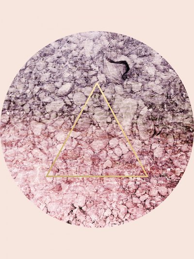 Geometrinen kivinen kultainen kolmio tekijältä Gemma Bardot