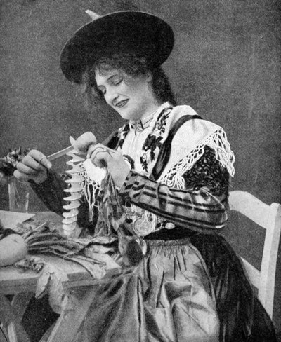 Nainen luovasti kuorimassa perunaa, 1922. tekijältä Georg Haeckel