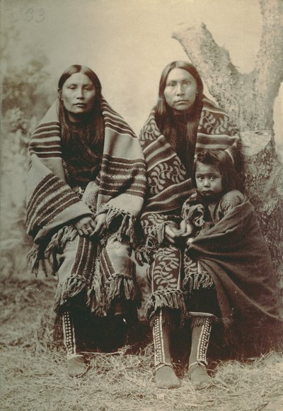 Kaksi Comanche -naista ja pieni lapsi tekijältä George A. Addison