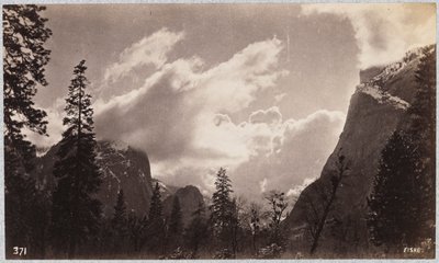 Yosemiten laakso, pilvien kanssa tekijältä George Fiske
