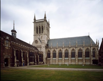 Goottilainen taide: näkymä Richmondin kreivitären vuonna 1511 perustamaan Saint John Collegeen. Kappeli rakennettiin vuonna 1864 Sir George Gilbert Scootin hankkeesta. Cambridgen yliopisto, Englanti tekijältä George Gilbert Scott