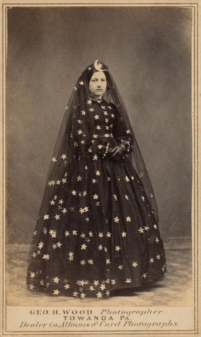 Nainen Yön kuningattaren asussa,c. 1860 (kuva) tekijältä George H. Wood