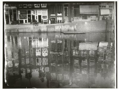 Heijastus kanavataloista vedessä osoitteessa Singel 377-385 Amsterdamissa tekijältä George Hendrik Breitner