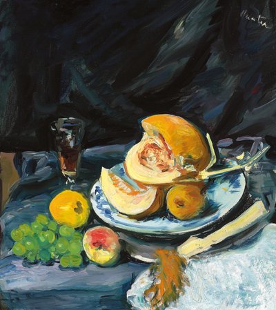 Asetelma leikatulla melonilla, lasilla ja tuulettimella, c. 1920 tekijältä George Leslie Hunter