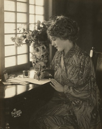 Mary Pickford, kimono yllään, kirjoittaa pöydän ääressä, n. 1918 (m/v kuva) tekijältä Bartolome Esteban and studio Murillo