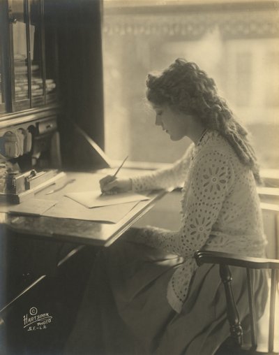 Mary Pickford kirjoittaa pöydän ääressä, n. 1918 (m/v kuva) tekijältä Bartolome Esteban and studio Murillo