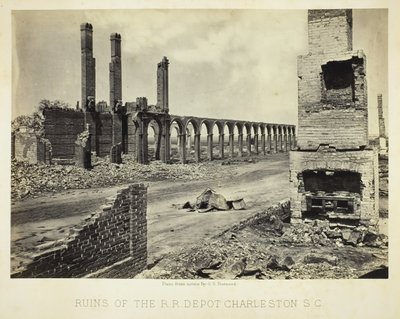 R.R. Depot Charleston, S.C., 1865 rauniot. tekijältä George N. Barnard