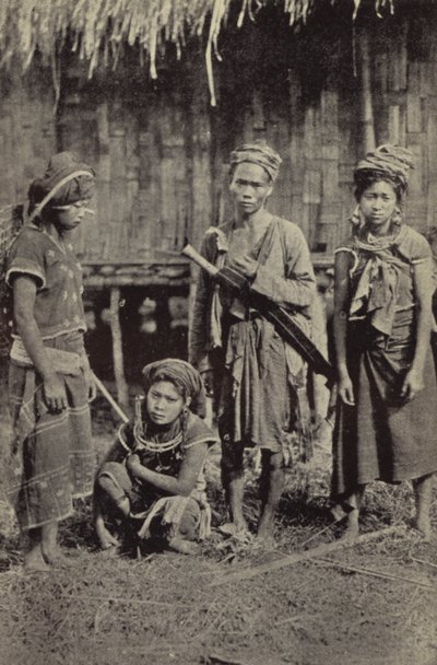 Burma: Kachin-mies, jolla on tyypillinen dah, ja kolme naista (m/w kuva) tekijältä Georges Bertin Scott