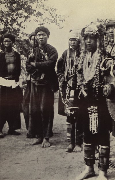 Burma: Akha-miehet naisten kanssa kaikessa hienoudessaan (m/w kuva) tekijältä Georges Bertin Scott