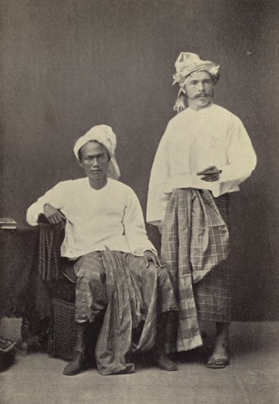 Burma: Burmalaispukuinen kirjailija (1878) jalkapallotoverinsa kanssa (m/v kuva) tekijältä Georges Bertin Scott