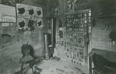 Huone, jonka seinillä on graffiteja, joissa viitataan Busschen ja Waldowin kaltaisiin merkittäviin aikalaisiin. Vuonna 1913 lähetetty postikortti. tekijältä German Photographer
