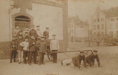 Saksalaiset sotilaat vetävät (ase) vaunuja. Vuonna 1913 lähetetty postikortti. tekijältä German Photographer