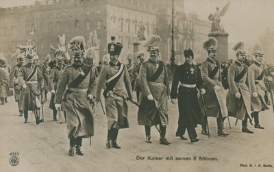 Saksan keisari Vilhelm II kuuden poikansa kanssa. Vuonna 1913 lähetetty postikortti. tekijältä German Photographer