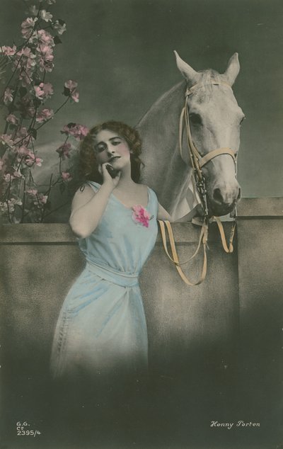 Postikortti saksalaisesta filmitähdestä Henny Portenista, lähetetty vuonna 1913 (käsiväritetty kuva). tekijältä German Photographer
