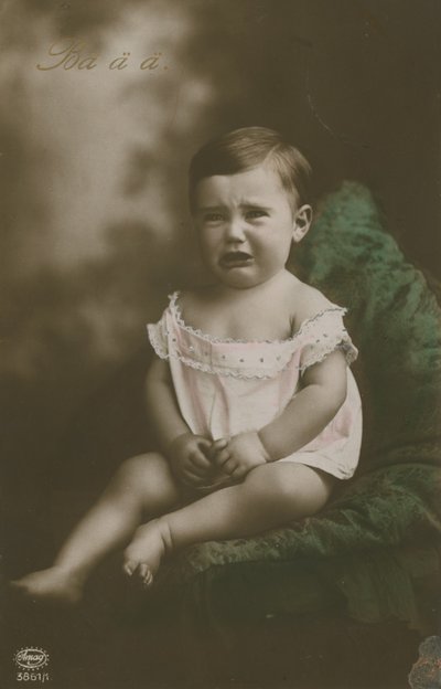 Postikortti itkevästä pojasta, lähetetty vuonna 1913 (käsin väritetty valokuva). tekijältä German Photographer
