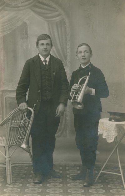 Postikortti kahdesta nuoresta miehestä trumpettien kanssa, toinen Heilsarmeen univormussa, lähetetty vuonna 1913 (s/w valokuva). tekijältä German Photographer