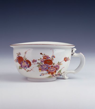 Johann Ehrenfried Stadlerin tapaan maalattu epäsäännöllisen soikean muotoinen Bottger-bourdaloue, n. 1725 tekijältä German School