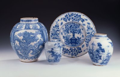 Valikoima Frankfurtin sinivalkoista keramiikkaa kiinalaiseen tyyliin, n. 1680-90 (keramiikka) tekijältä German School