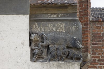 Kaiverrus, joka kuvaa Judensauta, n. 1440 (kivi) tekijältä German School
