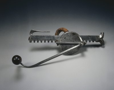 Cranequin, n. 1528 (teräs pellavanauhalla ja puisella kahvalla) tekijältä German School